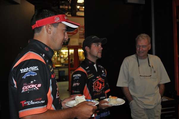 <p>
	Birge and Flurry chat with McKinnis while enjoying their cake.</p>
