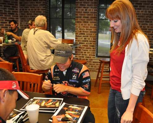 <p>
	Flurry signs his autograph for Christie Kratz, a graphic designer at JM.</p>
