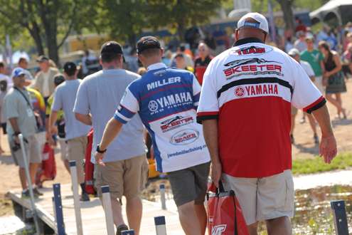 <p>
	Anglers walking toward weigh-in.</p>
