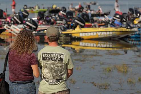 <p>
	Fans waiting on favorite anglers.</p>
