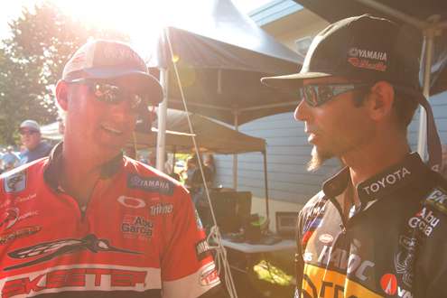 <p>
	Kelly Jordon and Mike Iaconelli talks about the day while waiting in line.</p>
