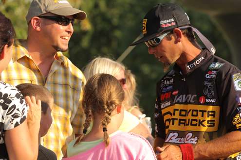 <p>
	 </p>
<p>
	Mike Iaconelli with fans.</p>
