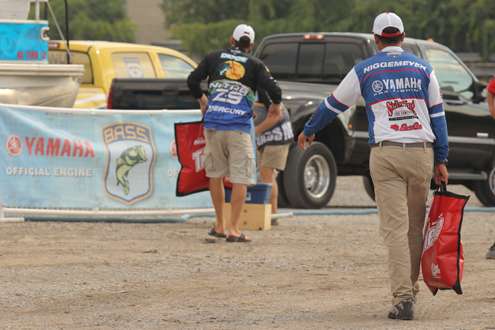 <p>Anglers walk to the weigh-in.</p>
