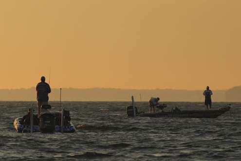 <p>
	Elite Series pros fishing near each other on Oneida Lake.</p>
