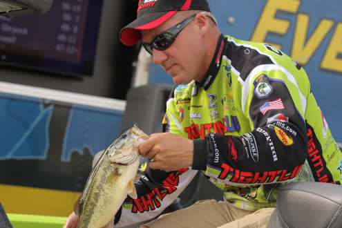 <p>
	Angler of the Year Brent Chapman bags his fish.</p>
