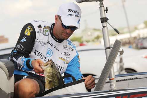 <p>
	Randy Howell empties his livewell after falling one short of a limit today.</p>
