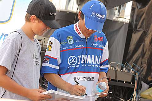 <p>
	 </p>
<div>
	Meanwhile, Takahiro Omori pauses backstage to sign an autograph for a young fan.</div>
