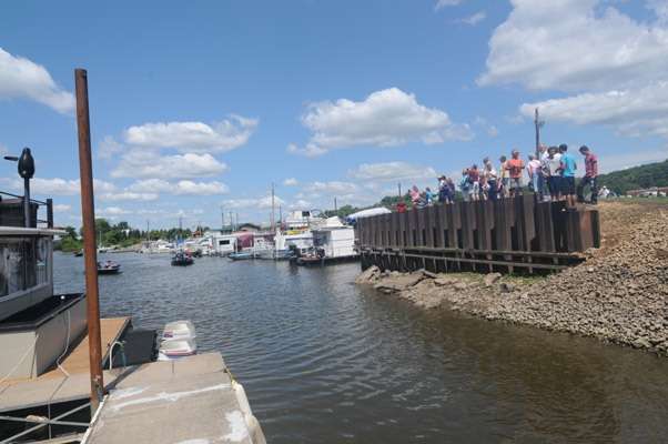 <p>
	Fans wait for the return of their state team anglers at Savanna Marina.</p>
