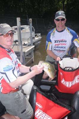 <p>
	Ohioâs Bill Donaldson bags a fish with help from his partner for the day, Thomas Kiefer of Michigan.</p>
