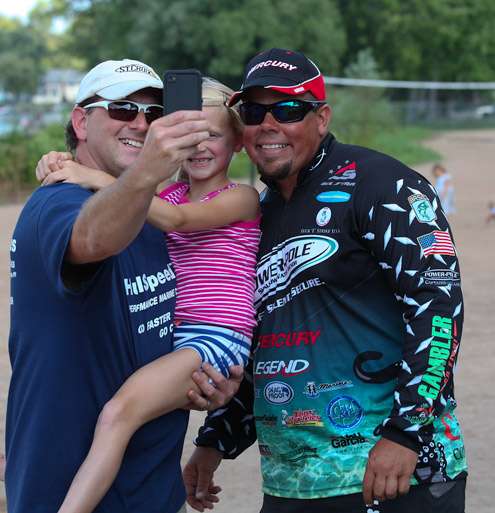 <p>
	Fans seize the opportunity to take a photo with the 2012 Bassmaster Classic champion, Chris Lane.</p>

