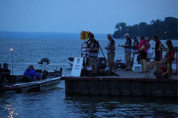 <p>
	Anglers idle through inspection and officially start Day Two of Northern Open #3.</p>
