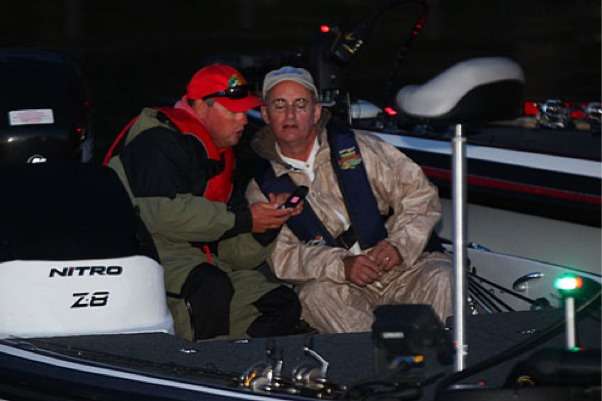 <p>
	 </p>
<p>
	In sixth place with 32 pounds 15 ounces, Chris Daves talks with his co-angler.</p>
