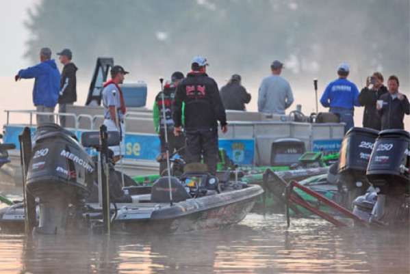 <p>
	 </p>
<p>
	Elite anglers crowd the pier as Marshals and spectators arrive.</p>
