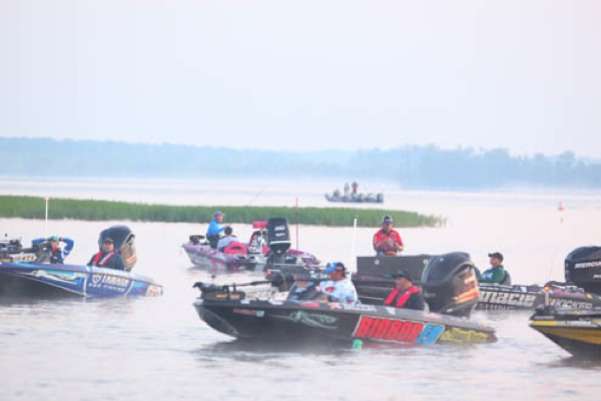 <p>
	Cliff Crochet drifts alongside other Elite Pros and awaits his turn to idle through boat check and start the day.</p>
