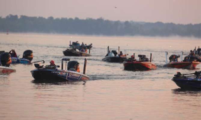 <p>
	 </p>
<p>
	Pros motor towards the shore and begin to stage for take-off at the Ramada Championship.</p>
