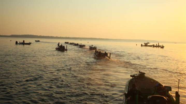 <p>
	A line of boats head out onto the vast Oneida Lake as they look to get into the top 50 cut for Day Three.</p>
