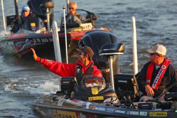 <p>
	Mike Iaconelli crushed the field on Day One with a total weight of 20-3 and waves to the crowd as he anticipates increasing his lead on Day Two.</p>
