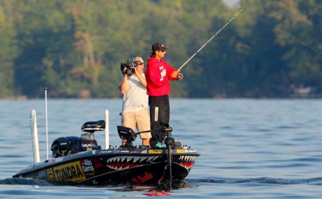 <p>
	 </p>
<p>
	Michael Iaconelli started the morning as the Ramada Championship on Oneida Lake leader with 20 pounds, 3 ounces. </p>
