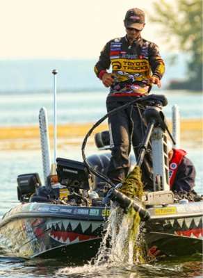 <p>
	Iaconelli pulls his trolling motor from the water to make another move. </p>
