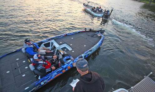 <p>
	Tommy Biffle idles through boat check while Trip Weldon double checks his livewells.</p>

