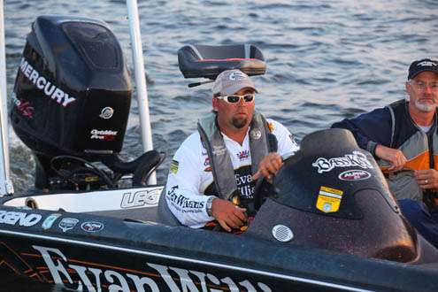 <p>
	Jason Quinn motors past the checkpoint and sits in 10th place with a two-day total of 29-13.</p>
