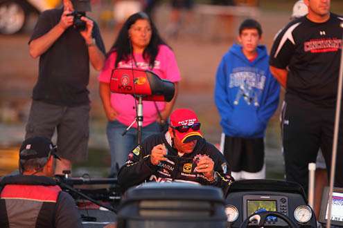<p>
	A crowd overlooks the shoulders of Kevin VanDam as he re-ties a few lures and makes minor adjustments.</p>
