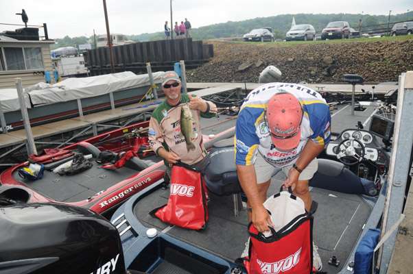 South Dakotaâs Doug Rowse bags one of his fish while his partner Erhardt Tulgestka gets ready to do the same.