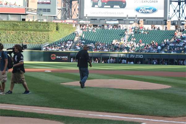 <p>
	Mark Zona walks out to throw the first pitch at the Chicago White Sox game last Saturday. </p>
