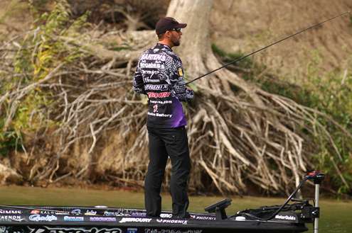 <p>
	 </p>
<p>
	Aaron Martens concentrated on the main lake, hitting points and pockets, and wishing the water was 5-feet higher.</p>
