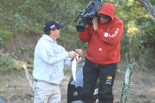 <p>
	Evers shows the fish to the television camera ...</p>
