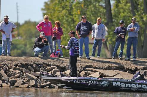 <p>
	This crowd gathered from the weigh-in area.</p>
