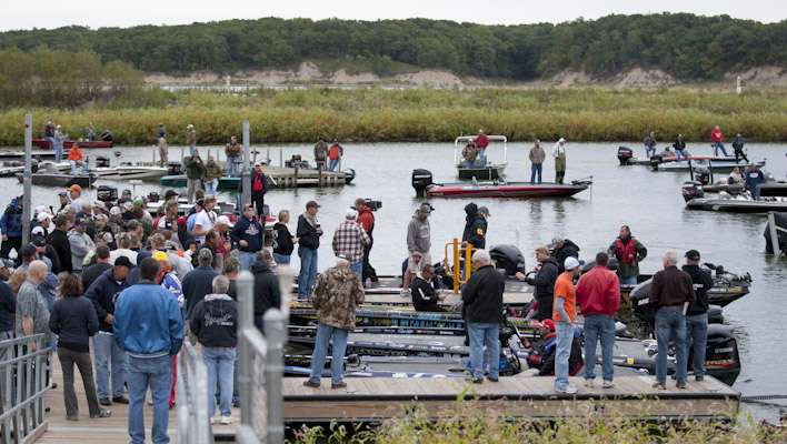 <p>
	Fans and media mingle with the anglers at launch on Day Two.</p>
