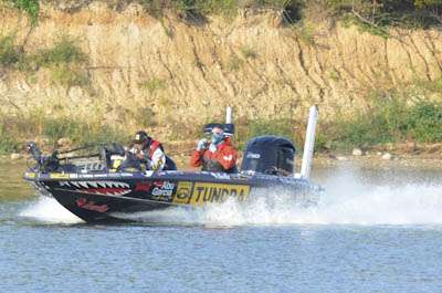 <p>
	Mike Iaconelli speeds toward another spot.</p>
