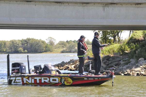 <p>
	Kevin VanDam and his wounded veteran partner, Sgt. First Class Gary Everett, fish parallel to a rocky bank.</p>
