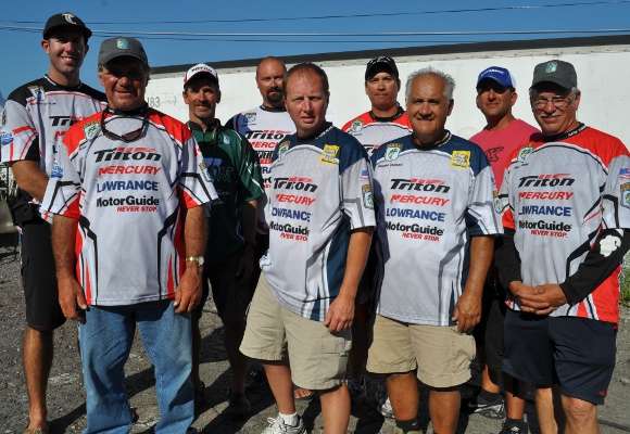 <p>
	Volunteers from state B.A.S.S. Federation Nation chapters are serving as boat captains for the Junior Bassmaster anglers tomorrow.</p>
