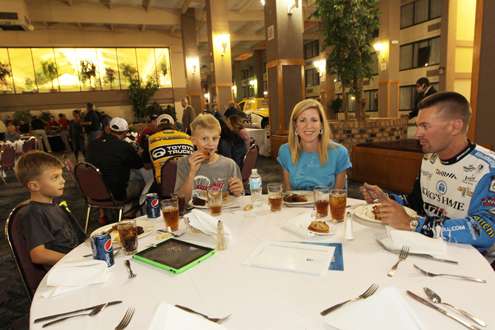 <p>
	Randy Howell and his family enjoy their meal. </p>
