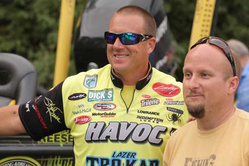 <p>
	Fans enjoy photo opportunities with their favorite anglers, like Skeet Reese.</p>
