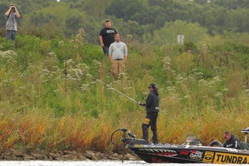 <p>
	Fans watch Mike Iaconelli from the bank.</p>
