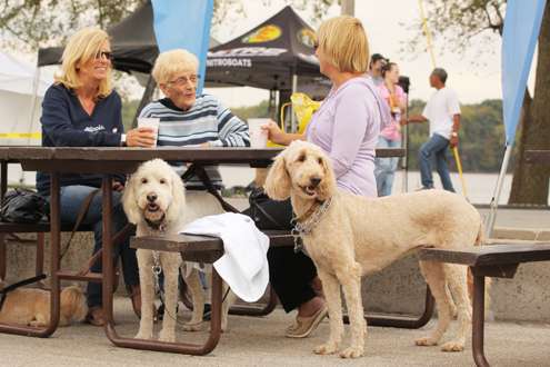 <p>
	Fans of various breeds await the Day Two weigh-in.</p>
