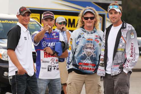 <p>
	Matt Pangrac from basszone.com and the Elite anglers enjoy some time before the weigh-in begins.</p>
