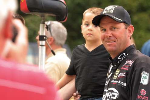 <p>
	Kevin VanDam poses with a young fan.</p>
