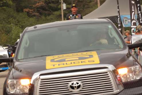 <p>
	Kevin VanDam stands tall above his Toyota Tundra.</p>
