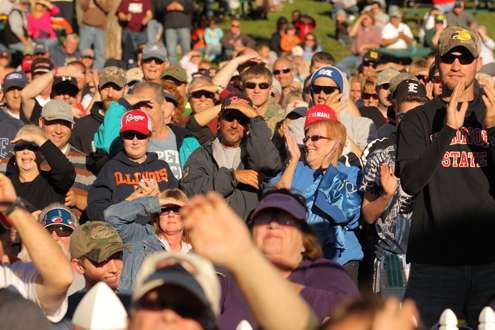 <p>
	Fans turn out in droves in Decatur, Ill., to watch the final weigh-in.</p>
