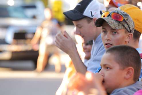 <p>
	Young fans wait as the anglers' Toyotas start to pull them to the stage.</p>
