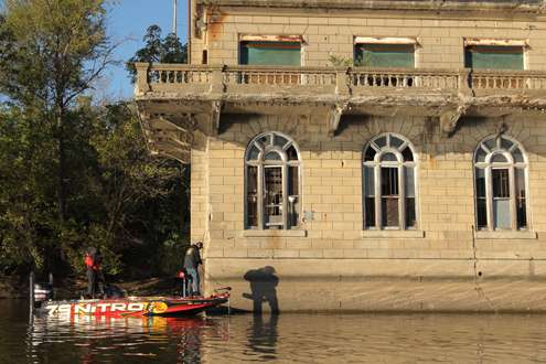 <p>
	VanDam fishes around a historical building on the lake.</p>
