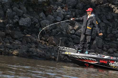 <p>
	Fan favorite Mike Iaconelli makes a pitch around the rocky shoreline.</p>
