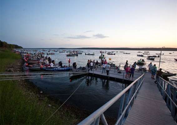 <p>
	Spectators hit the boat docks early to cheer on their favorite angler.</p>

