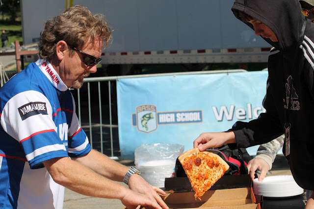 <p>
David Ittner of Yamaha serving...</p>