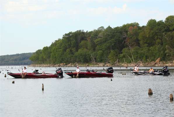 <p>
	Spectators tied their boats to stumps and watched Kevin Short try to keep his Day One lead. </p>
