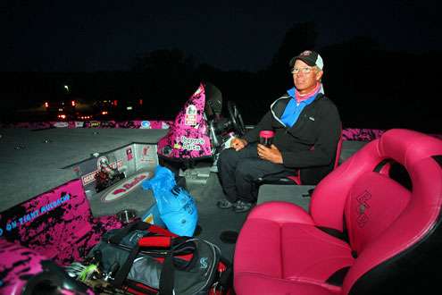 <p>
	Kevin Short glows pink in the predawn of the final day of competition of Bass Pro Shops Central Open #3.</p>
